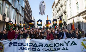 El presidente de Ciudadanos, Albert Rivera, la líder de C's en Catalunya, Inés Arrimadas, y el líder del PPC, Xavier García Albiol, encabezan la manifestación convocada por la Fundación Jusapol en Barcelona, para exigir la equiparación salarial con las po