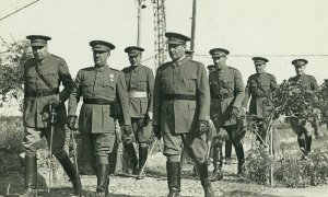 Imagen que ilustra la portada del libro 'El primer asesinato de Franco' de Ángel Viñas, donde se ve al general (primer plano, centro de la foto) y a Balmes junto a él (primer plano, derecha de la foto) en Las Palmas en mayo de 1936. / Fotografía del archi