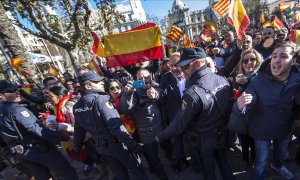 Pere Vicent con su móvil junto a Jose Luis Roberto en un concentración ultra contra las Magas Republicanas de Valencia