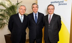 El nuevo presidente ejecutivo de Gas Natural Fenosa, Francisco Raynés, entre el presidente saliente, Isidro Fainé, y el hasta ahora consejero delegado, Rafael Villaseca. E.P.