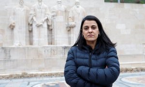 La exdiputada de la CUP Anna Gabriel posa frente al monumento del Parque de los Bastiones en Ginebra (Suiza). | SALVATORE DI NOLFI (EFE)