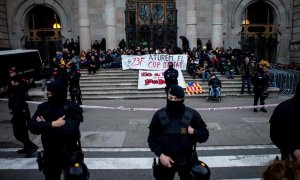 Varias decenas de personas se han concentrado a primera hora de esta mañana ante el Tribunal Superior de Justicia de Catalunya (TSJC). - EFE