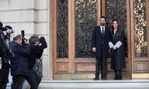 El president del Parlament, Roger Torrent, i la degana del Col·legi d'Advocats de Barcelona, María Eugenia Gay. EFE