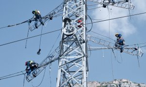 Treballs en una torre d'alta tensió. Endesa