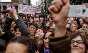 Miles de periodistas han abarrotado la plaza madrileña de Callao para protestar contra el machismo en la profesión. /EFE/ Emilio Naranjo