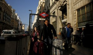 Ciudadanos a la salida del metro de Gran Vía, Madrid - REUTERS