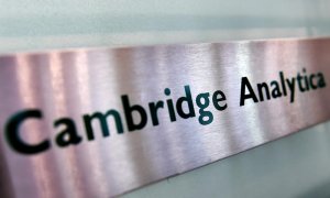 Vista de la placa de las oficinas de la consultora británica Cambridge Analytica en Londres. (EFE/ Andy Rain)