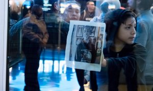 Un manifestante sostiene una foto de Stephon Clark en Sacramento. / REUTERS