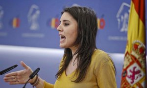 La portavoz de Podemos, Irene Montero, durante la rueda de prensa que ha ofrecido esta mañana en el Congreso de los Diputados, para informar acerca de los presupuestos generales del Estado 2018. Emilio Naranjo (EFE)