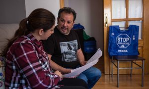 Josefa Fernández y Ricardo Rondríguez, en el salón de la casa que ocupan, propiedad del banco BBVA, en el distrito de Villaverde de Madrid.- JAIRO VARGAS