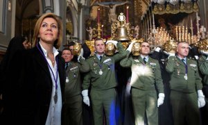 La ministra de Defensa, María Dolores de Cospedal, tras dar los primeros toques de campana al trono del Cristo de Animas de Ciego de las Reales Cofradías Fusionadas de Málaga. | EFE