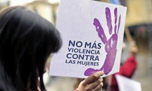 Una mujer muestra una pancarta en contra de la violencia machista.- EFE