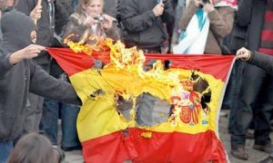 Imagen de archivo de una quema de bandera en Catalunya