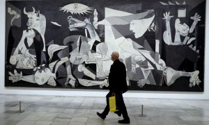 Un visitante pasa frente al Guernica, en el Museo Reina Sofía. / EFE