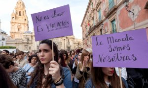 Centenares de personas se han concentrado esta tarde en la Plaza de Belluga de Murcia para mostrar su indignación por la sentencia de la Audiencia Provincial de Navarra que condena a los 5 miembros de la llamada Manada por un delito de abuso sexual, no de