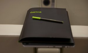 El logo de Bankia en una carpeta en la sede de la entidad financiera. REUTERS/Sergio Perez