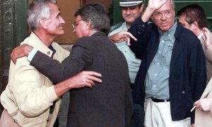 Felipe González acompaña al exministro de Interior Jose Barrionuevo y al ex secretario de Estado de Seguridad Rafael Vera, en su ingreso en la prisión de Guadalajara, tras ser condenado a diez años de cárcel en el juicio por los GAL, en junio de 1998. AFP