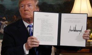 Trump muestra su firma en el documento por el que EEUU abandona el acuerdo nuclear con Irán. /REUTERS