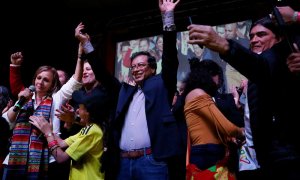 Gustavo Petro, saluda a sus seguidores tras conocerse los resultados de la primera vuelta de las elecciones presidenciales en Colombia. (REUTERS)