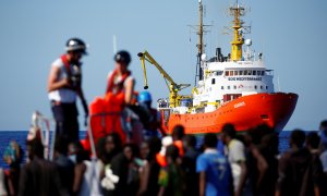 El barco de rescate MV Aquarius es visto por los migrantes  rescatados por la organización SOS Mediterranee durante una operación de búsqueda y rescate (SAR) en el Mar Mediterráneo. REUTERS / Tony Gentile