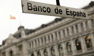 El letrero de la entrada de la estación de metro de Banco de España, frente a la sede de la entidad, en el centro de Madrid. REUTERS/Juan Medina