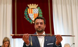 20/06/2018.- El candidato socialista a la alcaldía de Badalona (Barcelona), Álex Pastor, muestra el bastón de mando tras desbancar a la alcaldesa Dolors Sabater (Guanyem Badalona en Comú) al frente del gobierno municipal con los catorce votos de PSC, PP y