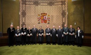 Los magistrador del Tribunal Constitucional, de derecha a izquierda: María Luisa Balaguer Callejón, Ricardo Enríquez Sancho, Antonio Narváez Rodríguez, Juan Antonio Xiol Rios, Juan José González Rivas, Andrés Ollero Tassara, Encarnación Roca Trías, Fernan