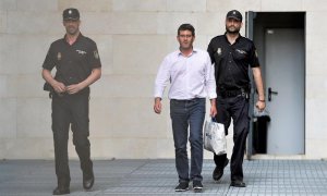 28/06/2018.- El presidente de la Diputación de Valencia, Jorge Rodríguez (c), en el momento de quedar en libertad. Rodríguez y los otros cinco detenidos en el caso Alquería por corrupción han quedado en libertad pero siguen investigados por malversación y