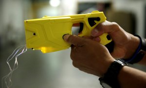 Una pistola eléctrica, conocidas como pistolas táser. REUTERS