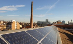 Plaques solars a la biblioteca Vapor Vell del barri de Sants de Barcelona, un dels prop de seixanta equipaments municipals amb instal·lacions fotovoltàiques. / Ajuntament de Barcelona