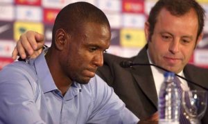 Abidal y Rosell, el día que anunciaron que el jugador o seguiría en el Barcelona. (EFE | ARCHIVO)