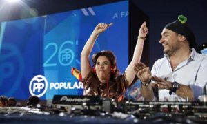 La exvicepresidenta del Gobierno Soraya Sáenz de Santamaría (i) baila durante el acto electoral de fin de campaña del 26-J, una fiesta amenizada por Dj Pulpo. EFE 24/06/2016