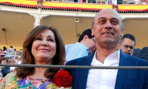 Ana Rosa Quintana y su marido, Juan Muñoz, en una imagen de 2012 en la Plaza de Las Ventas de Madrid. EFE