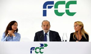 El multimillonario mexicano Carlos Slim, principal accionista de FFC, entre Esther Koplowitz, la segunda mayor accionista, y la presidenta de la constructora Esther Alcocer Koplowitz, Chairman, en la presentación del plan estratégico de la compañía. REUTE