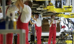 Trabajadores en una fábrica de coches. EFE