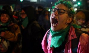 La reacción de una mujer en la manifestación tras conocer el 'no' del Senado al aborto en Argentina - REUTERS/Marcos Brindicci