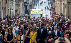 Momento del acto de homenaje a las víctimas en el primer aniversario por los atentados del 17 de agosto en las Ramblas de Barcelona y en Cambrils. EFE/Quique García