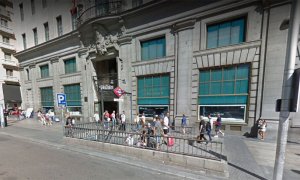 Salida de la estación de Metro de Gran Vía, junto a la sede de Telefónica, en Madrid. GOOGLE STREET VIEW