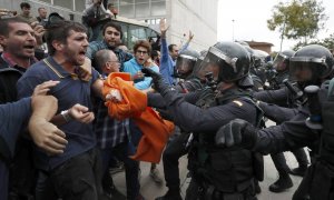 Imagen de una de las cargas policiales del 1-O. EFE