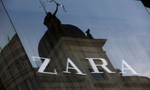 El logo de Zara, la principal enseña de Inditex, en una de sus tiendas en el centro de Madrid. REUTERS/Susana Vera