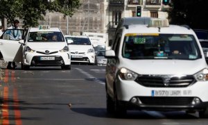 Imagen de archivo de unos taxis en Madrid. EFE/Emilio Naranjo