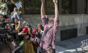 13/09/2018.- El actor Willy Toledo atiende a los medios de comunicación tras declarar hoy ante el juzgado de instrucción número 11 de Madrid acusado de vejación contra los sentimientos religiosos y ha reiterado mediante un escrito que no ha cometido ningú