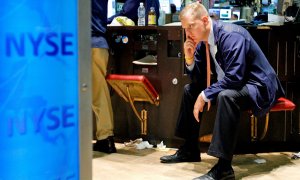 Un corredor de bolsa mientras se sienta en el edificio de la Bolsa de Nueva York (NYSE, según sus siglas en inglés), el 15 de septiembre de 2008, el día de la quiebra del banco de inversión Lehman Brothers. EFE/ Peter Foley