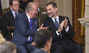 El rey Felipe VI conversa con Juan Carlos. - EFE