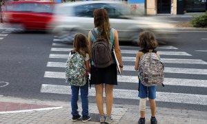 El desarrollo cognitivo de los niños que van al colegio en zonas con mucha contaminación es más lento. EFE