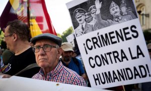 13/9/2018.- Colectivos de la Memoria Histórica convocan una concentración frente al Congreso de los Diputados para exigir la exhumación de los restos de Franco del Valle de los Caídos coincidiendo con el debate del decreto aprobado para el Gobierno para e