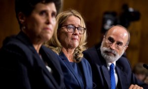 27/09/2018.- Christine Blasey Ford (c), la presunta víctima del nominado al Tribunal Supremo estadounidense Brett Kavanaugh, testifica junto a los abogados Debra Katz (i) y Michael Bromwich durante una audiencia en el Comité Judicial del Senado, en el Cap