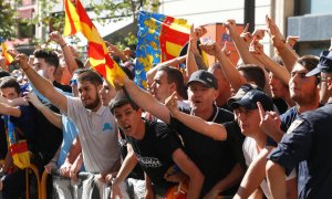 Ultras de extrema derecha en la pasada manifestación del 9 d'octubre en Valenciá ante la pasividad policial. EFE/Biel Aliño