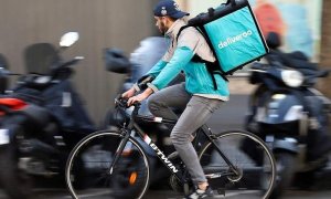 Imagen de archivo de un repartidor de Deliveroo. EFE