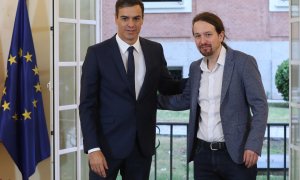 El presidente del Gobierno, Pedro Sánchez, y el secretario general de Podemos, Pablo Iglesias, tras la firma en el Palacio de la Moncloa del acuerdo sobre el proyecto de ley de presupuestos para 2019. EFE/ Zipi